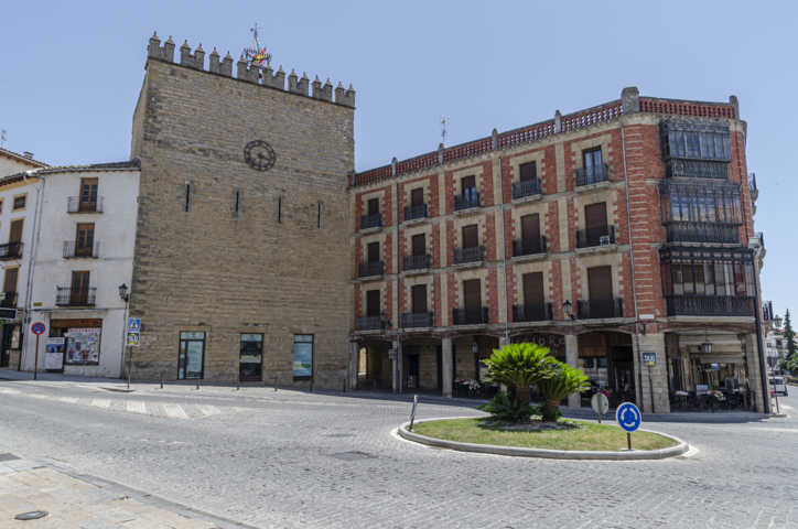 Jaén - Baeza 04 - plaza de España y torre de Los Aliatares.jpg